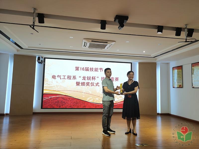 系部主任为企业颁发爱心奖-1.jpg