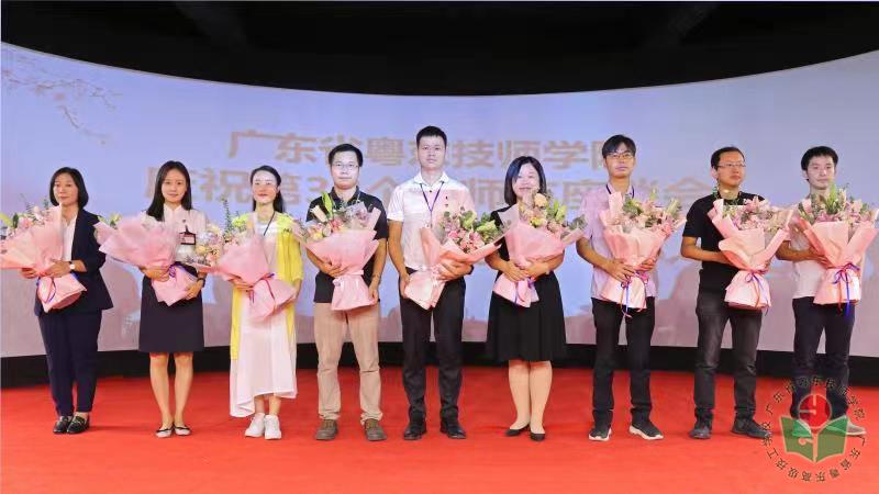 学生向教师献花.jpg