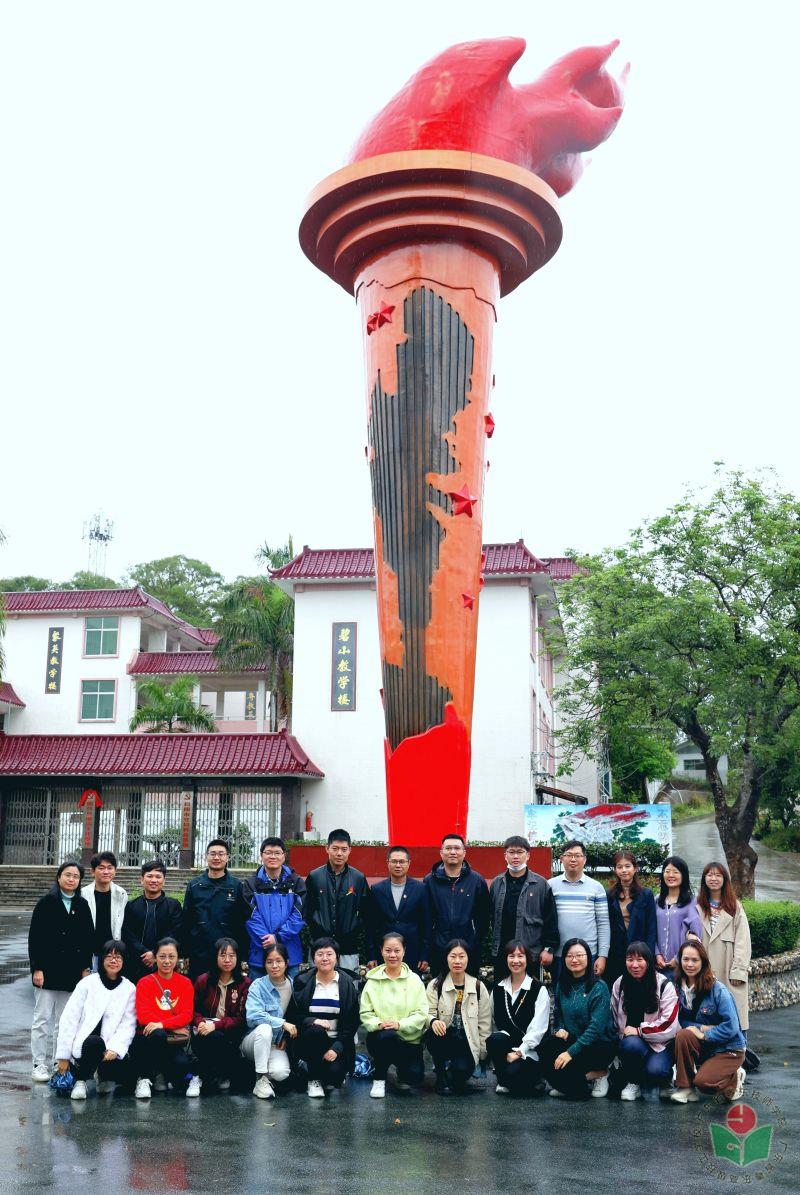 火炬前合照.jpg