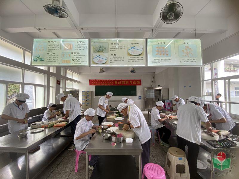 4竞赛项目：食品雕刻与盘饰.jpg