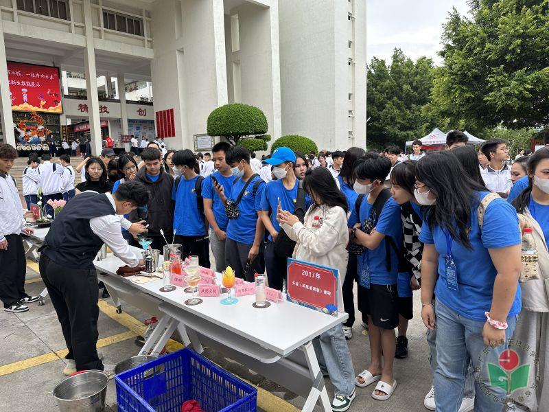 2023年10月17日，泰国华裔2023年“中国寻根之旅”夏令营营员到校与学院新生一起体验技能教学活动.jpg
