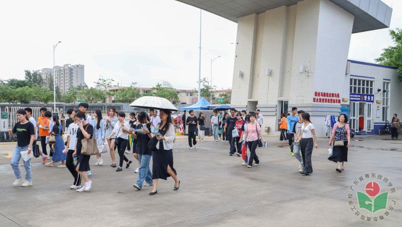 参观家长学生进校02.jpg