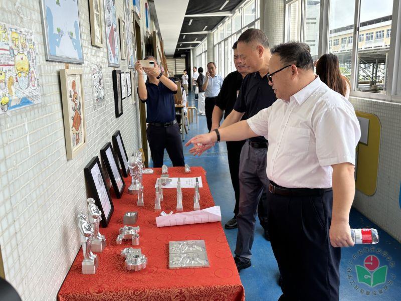黄海京院长参观学生铣工作品.jpg