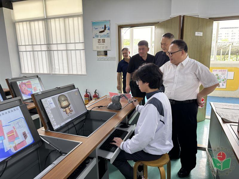 学生给黄校展示freeform建模笔的使用.jpg