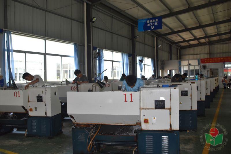 2.车工学生比赛现场.jpg