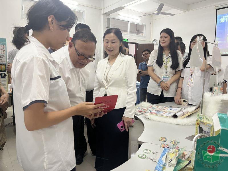 校领导参观“粤技有礼”学院文创产品设计项目成果1.jpg