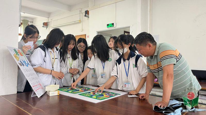 学生、家长积极参与互动游戏和体验项目1.jpg