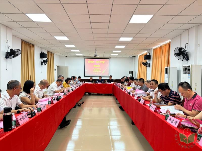 座谈会.jpg