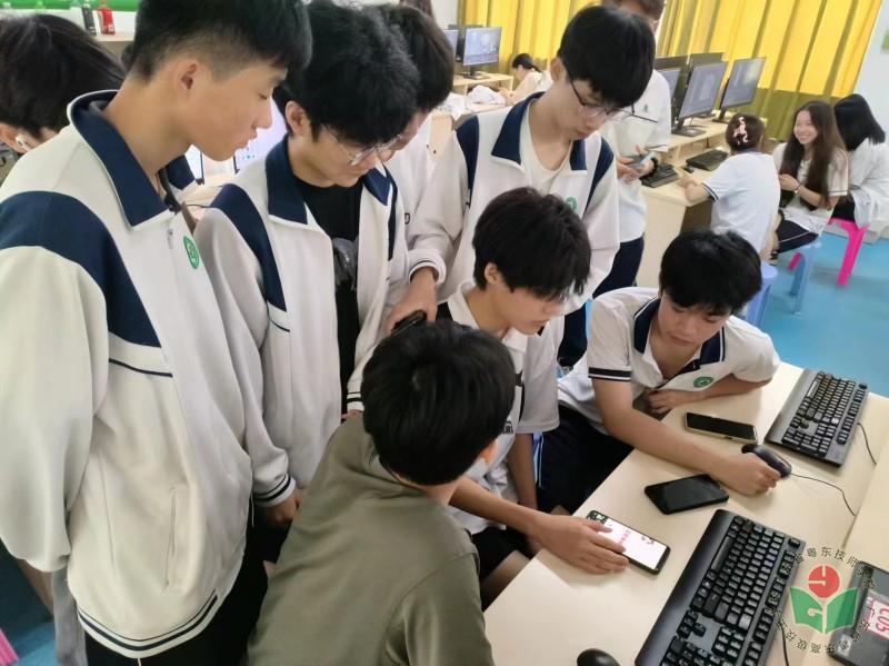 2022级G5影视制作1班1栋712宿舍工匠精神海报讨论.jpg