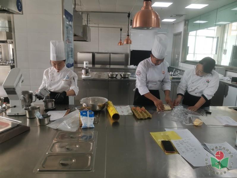 杨奕坚指导烘焙选手0.jpg