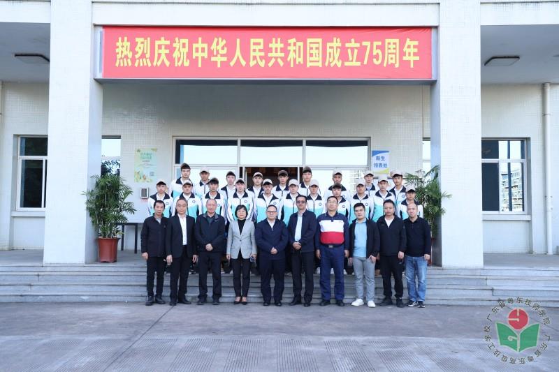 行政楼下合照.jpg