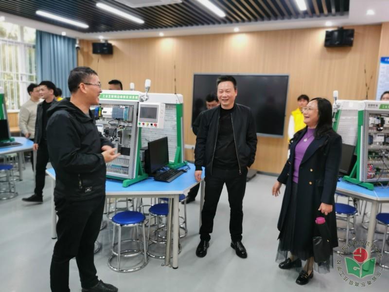 参观实训室2.jpg