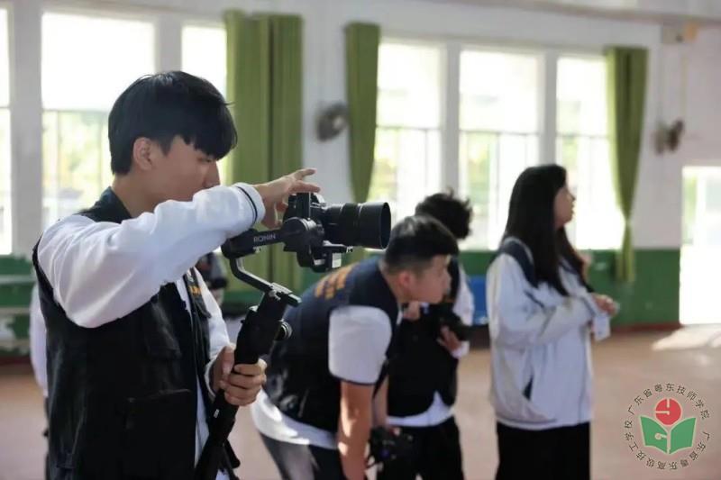 [图2-10] 摄影队队员拍摄篮球现场.jpg