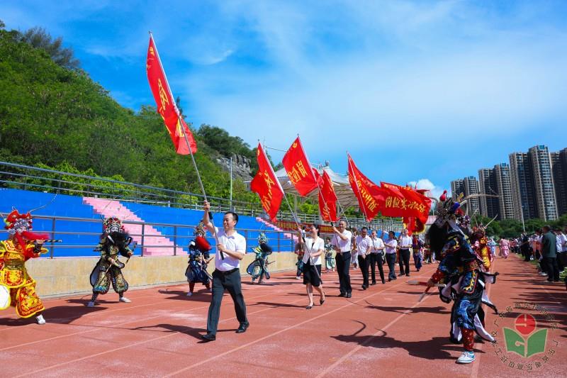 二级学院领导摇旗.jpg