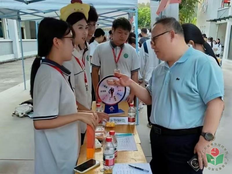 图1-校领导与学生干部交流-1-北山湾校区.jpg