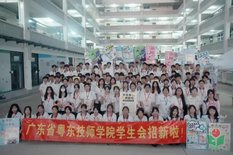 图8-学生会大合影-北山湾校区.jpg
