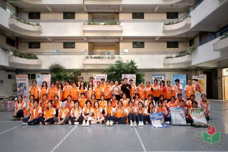 图9-学生会大合影-金新校区.jpg
