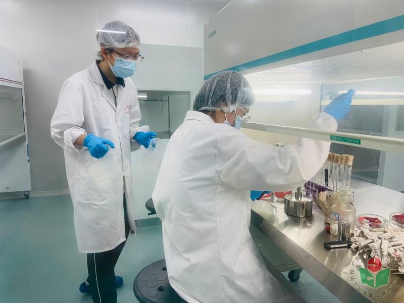 图4-1 学生在无菌室中进行饮用水微生物项目检测.jpg